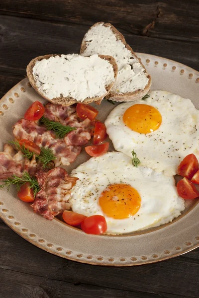 Jaja z tostami i boczek na śniadanie — Zdjęcie stockowe