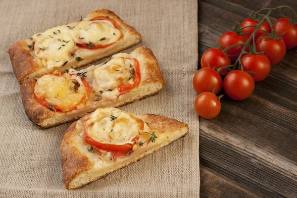 Pizza med ost, peppar och kött — Stockfoto