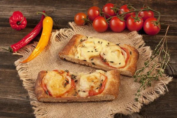 Pizza med ost, peppar och kött — Stockfoto