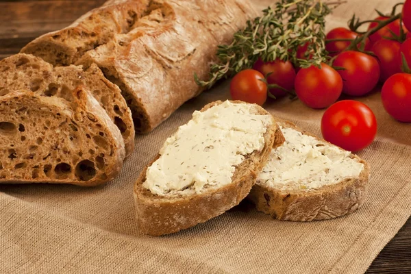 Vers gebakken traditionele brood met boter room — Stockfoto