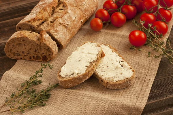 Tradiční čerstvě upečený chléb s mandlemi — Stock fotografie