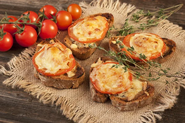 Bruschetta Közlenmiş domates, peynir ve otlar ile