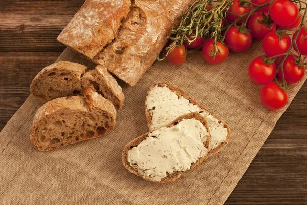 Vers gebakken traditionele brood met boter room — Stockfoto