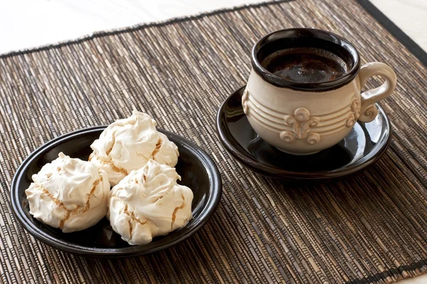 Xícara de café com merengues na mesa — Fotografia de Stock