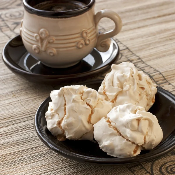 Coffee cup with meringues on table — Stock Photo, Image