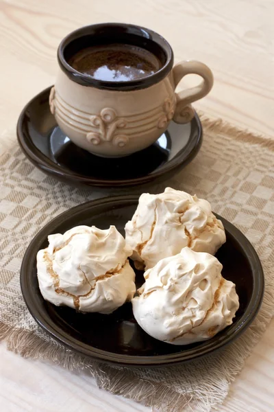 Ceașcă de cafea cu meringues pe masă — Fotografie, imagine de stoc