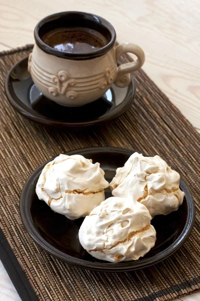 Taza de café con merengues en la mesa — Foto de Stock