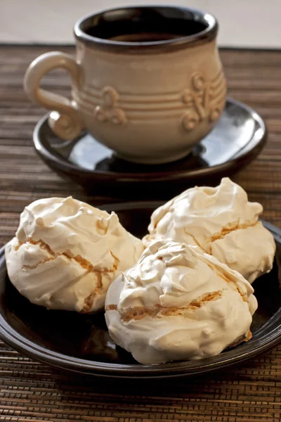 Coffee cup with meringues on table — Stock Photo, Image