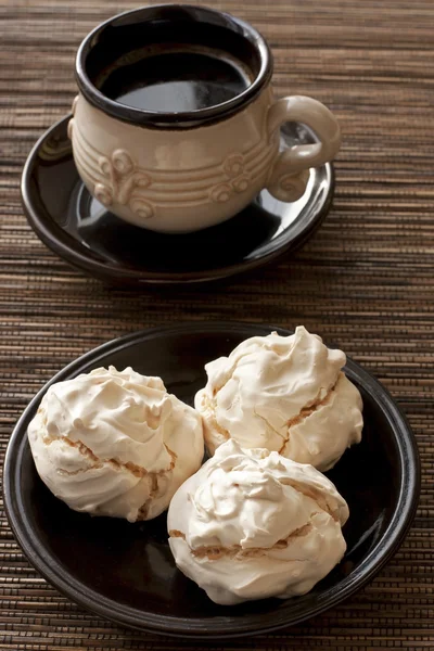Taza de café con merengues en la mesa — Foto de Stock