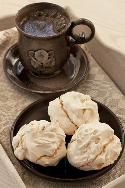 Taza de café con merengues en la mesa — Foto de Stock