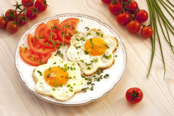Πρωινό με τηγανητό αυγό; στο πιάτο — Φωτογραφία Αρχείου