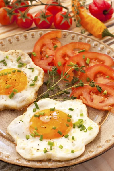 Πρωινό με τηγανητό αυγό; στο πιάτο — Φωτογραφία Αρχείου