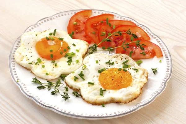 Petit déjeuner avec assiette d'oeufs frits — Photo