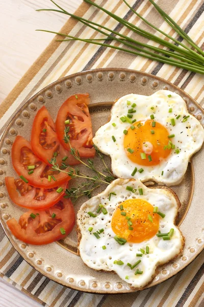 Śniadanie z jajkiem sadzonym? na talerzu — Zdjęcie stockowe