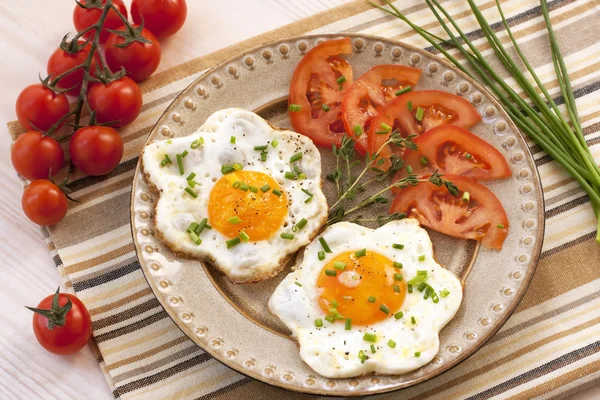 Śniadanie z jajkiem sadzonym? na talerzu — Zdjęcie stockowe