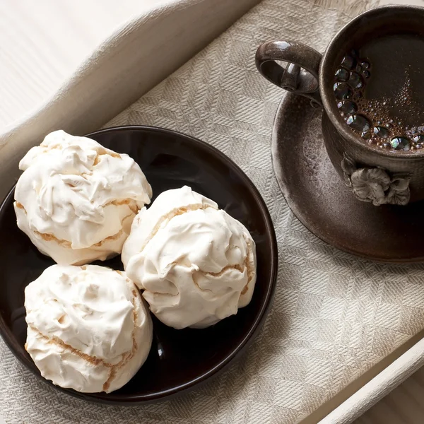 Maräng cookies och aromatiskt kaffe kopp — Stockfoto