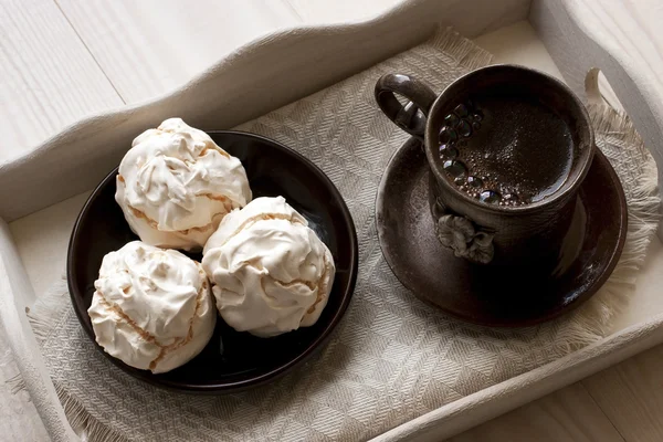Galletas de merengue y taza de café aromático — Foto de Stock