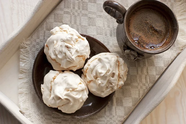 Galletas de merengue y taza de café aromático —  Fotos de Stock