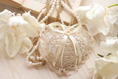 романтичний комплект з квітів та прикрас