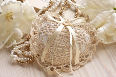 романтичний комплект з квітів та прикрас