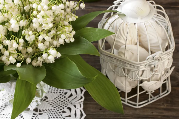 Stilleben med blommor och godis — Stockfoto