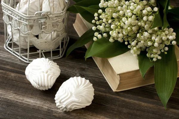 Marshmallow e fiori primaverili — Foto Stock