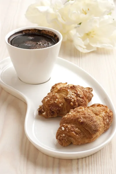 Stilleben med croissanter och kaffe — Stockfoto