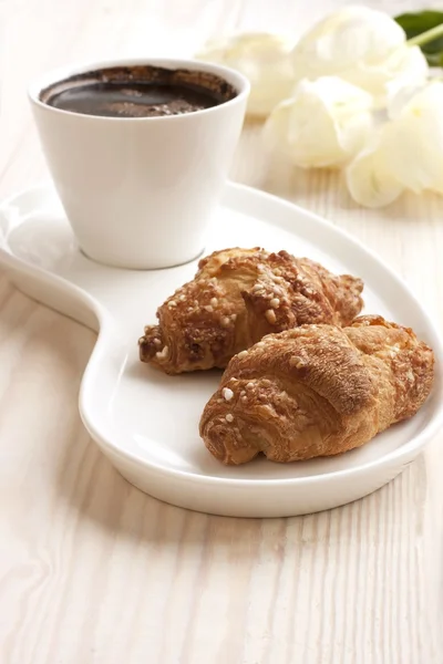 Bodegón con croissants y café —  Fotos de Stock