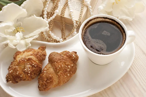 Bodegón con croissants y café — Foto de Stock