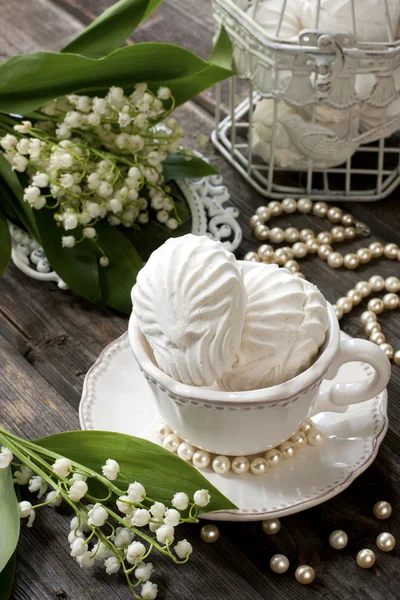 Sweet marshmallows and lilies of the valley — Stock Photo, Image