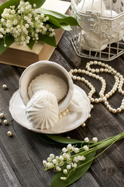 Still life with flowers and sweets — Stock Photo, Image