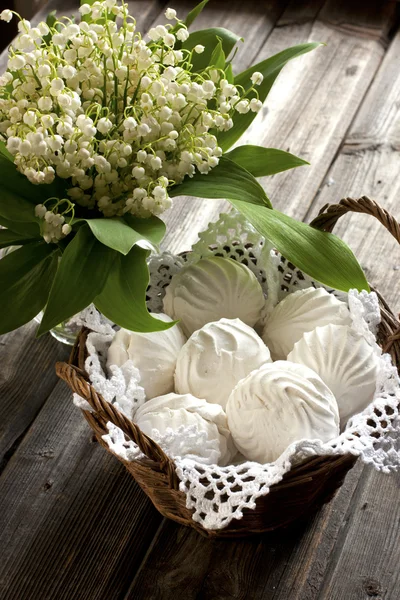 Bouquet of spring flowers lily of the valley with marshmallows — Stock Photo, Image