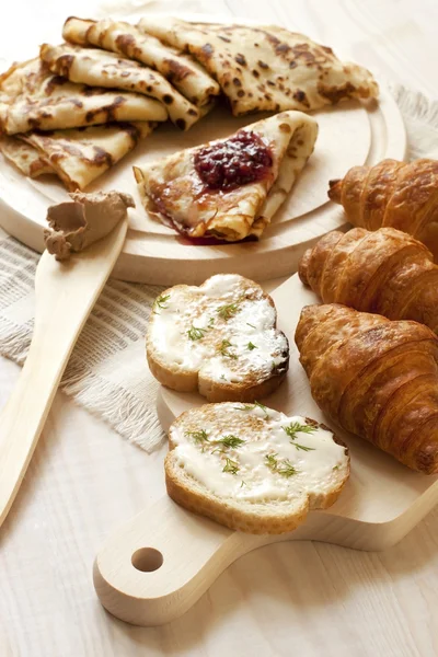 Mesa de desayuno con croissant y panqueques —  Fotos de Stock