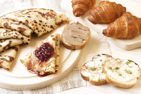 Ontbijt met croissant — Stockfoto