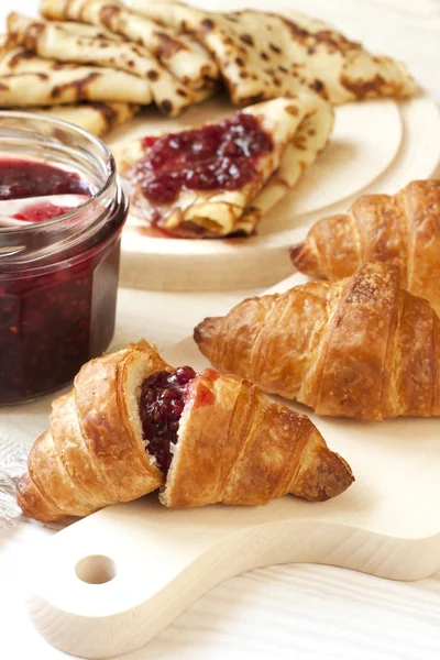 Frukost med croissant — Stockfoto