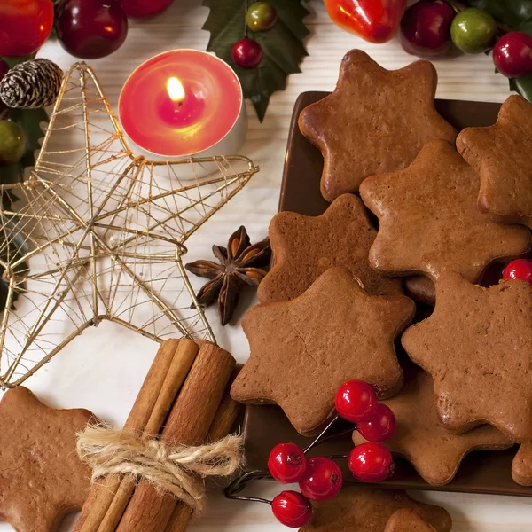 Biscuits au pain d'épice de Noël avec décoration festive — Photo