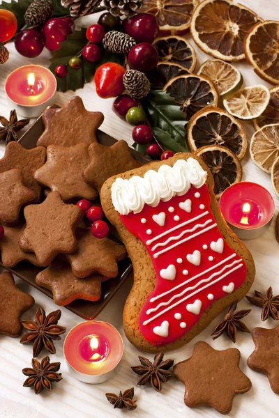 Рождественское пряничное печенье с праздничным оформлением — стоковое фото