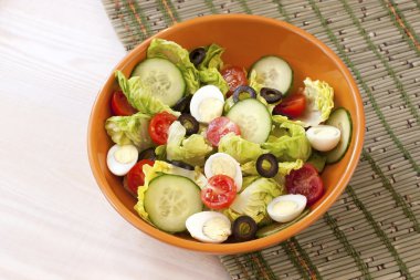 Tabakta taze sebze salatası