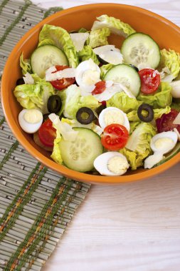 Tabakta taze sebze salatası