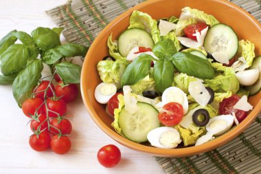 Tabakta taze sebze salatası