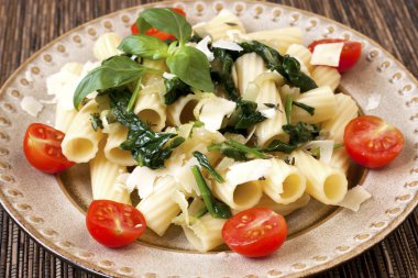 makarna mantar, ıspanak ve sos ile