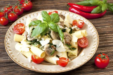 mantar ve soslu makarna