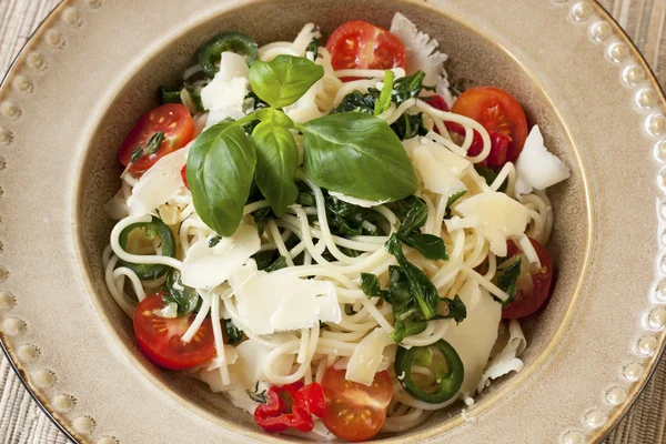 Pasta con espinacas y queso —  Fotos de Stock