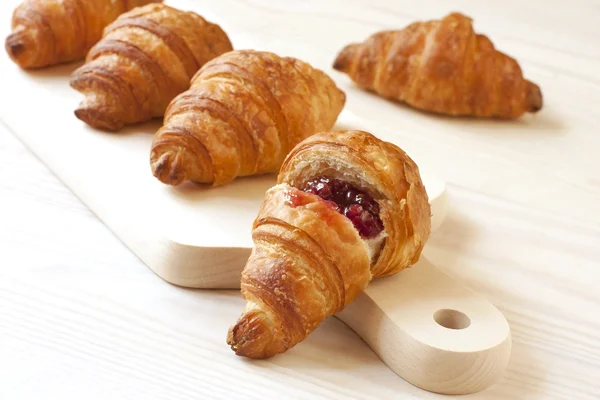 Franse croissants met jam — Stockfoto