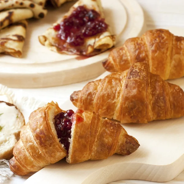 Mesa de desayuno con croissant y panqueques —  Fotos de Stock