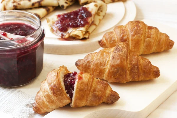 Tavolino da colazione con croissant e pancake — Foto Stock