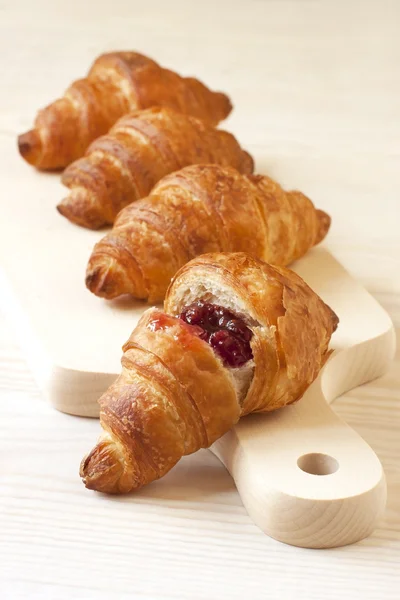 Französische Croissants mit Marmelade — Stockfoto