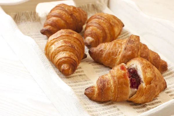 Ontbijt met croissant — Stockfoto