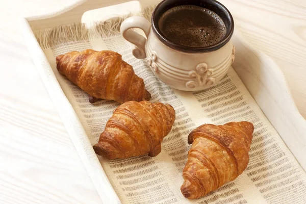 Kopje koffie met croissants — Stockfoto