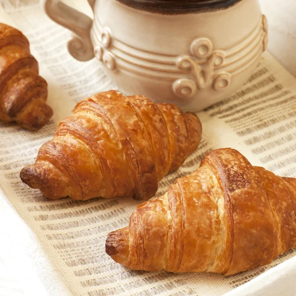 Frukost med croissanter och kaffe kopp — Stockfoto